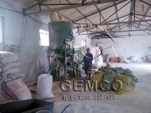 小型飼料顆粒機正在加工飼料顆粒過(guò)程